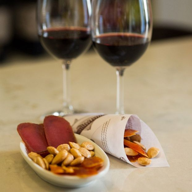 Aperitivo de mojama de atún en salazón con almendras fritas. Foto: Región de Murcia