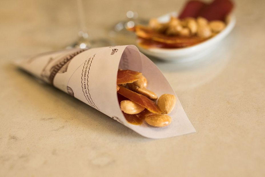 Aperitivo de mojama de atún en salazón con almendras fritas. Foto: Murcia turística Aperitivo de mojama de atún en salazón con almendras fritas. Foto: Murcia turística