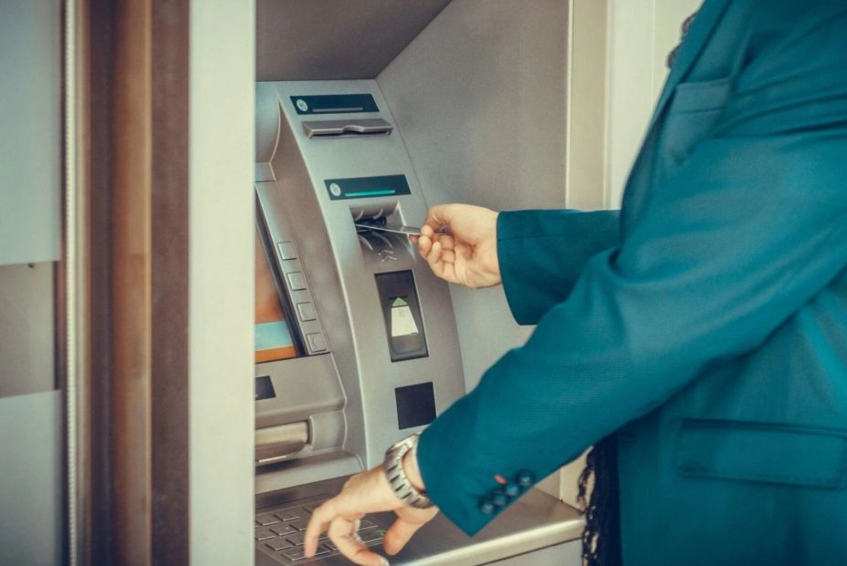 Dos detenidos por estafar miles de euros a mayores en cajeros automáticos simulando averías Dos detenidos por estafar miles de euros a mayores en cajeros automáticos simulando averías