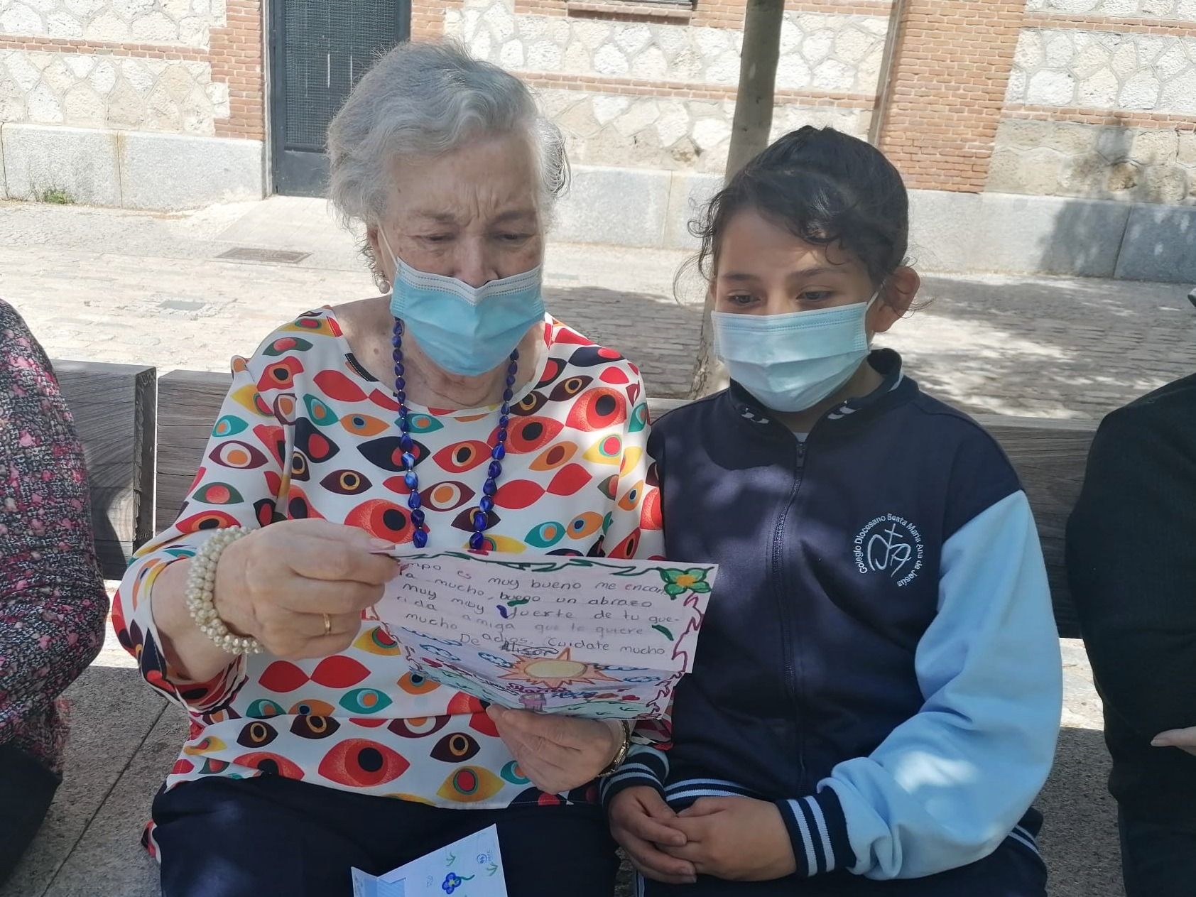 Cartas escritas a mano entre niños y mayores, una forma de aprendizaje mutuo