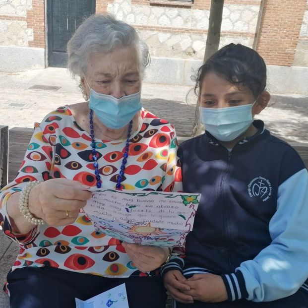 Cartas escritas a mano entre niños y mayores, una forma de aprendizaje mutuo Cartas escritas a mano entre niños y mayores, una forma de aprendizaje mutuo