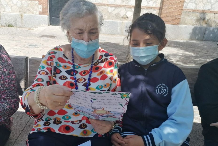 Cartas escritas a mano entre niños y mayores, una forma de aprendizaje mutuo