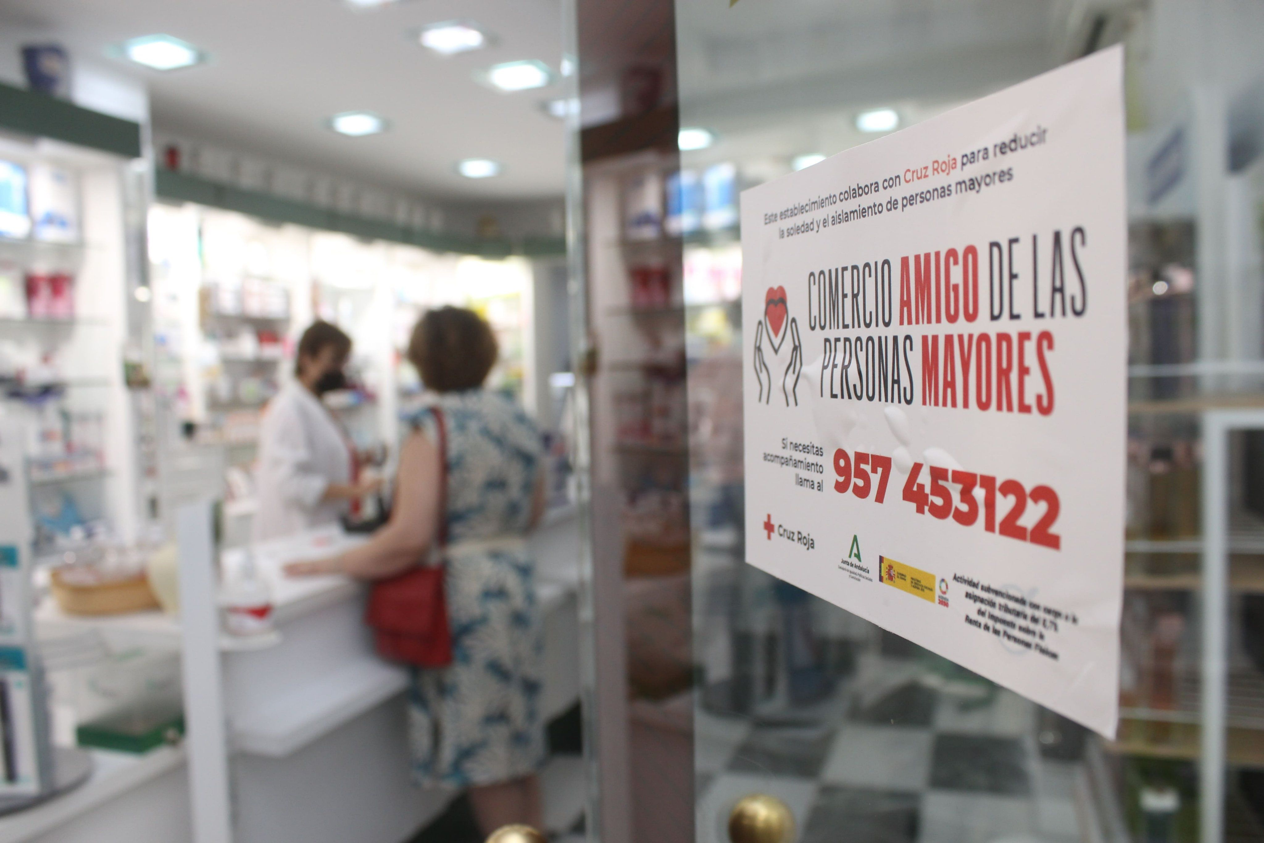 Cruz Roja pide a comercios de barrio ayuda para detectar soledad y maltrato a mayores