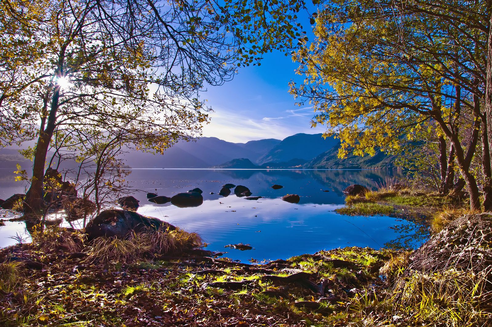 El lago Sanabria, la mayor superficie lacustre de España, un paraíso para el turismo activo