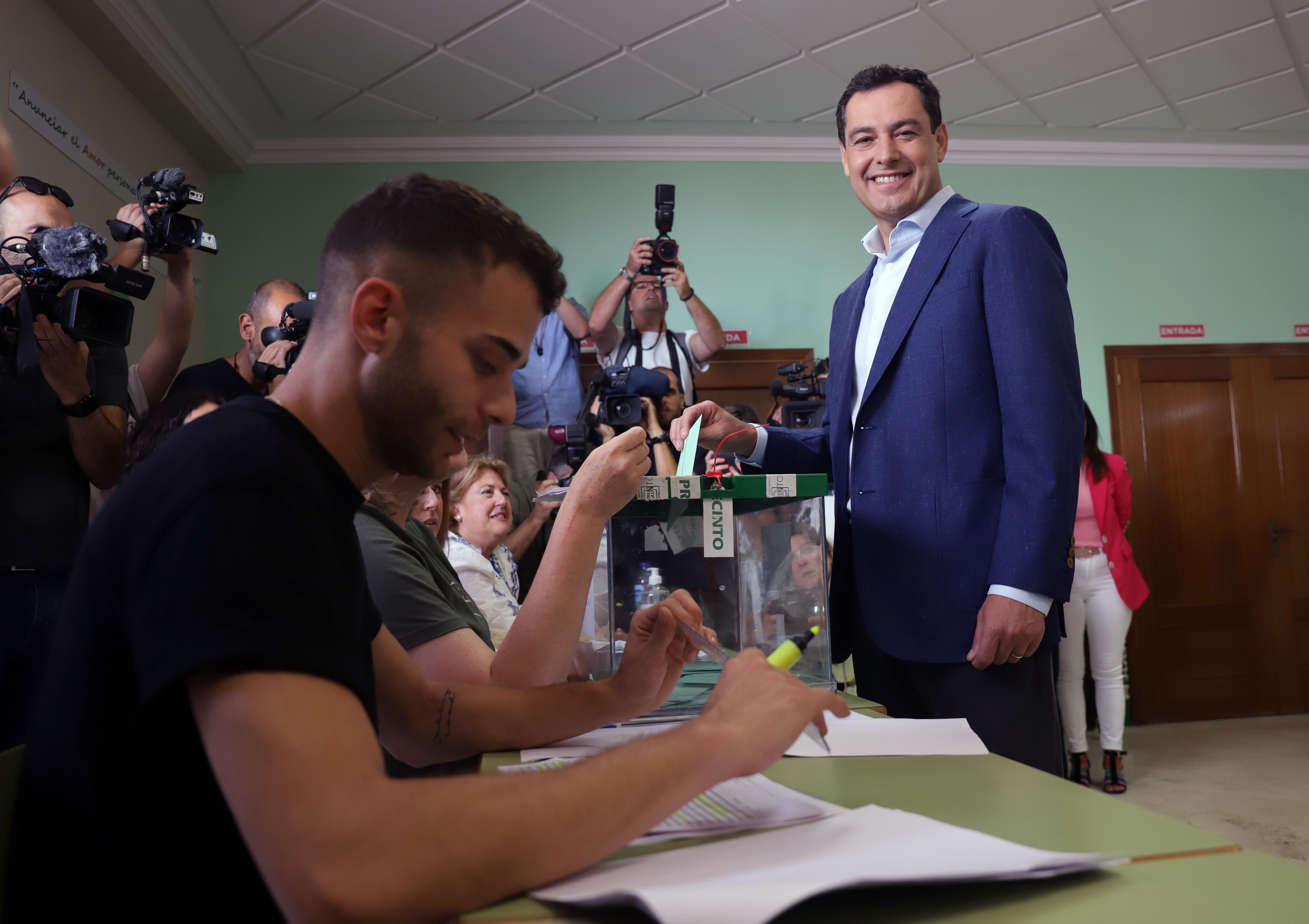 Elecciones Andalucía: las encuestas le dan a Juanma Moreno la mayoría absoluta