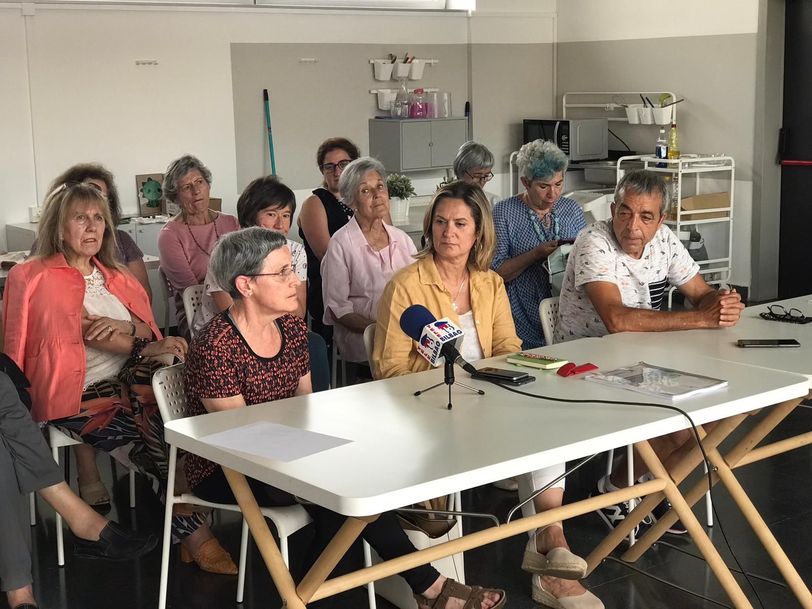 Los mayores de Barakaldo piden adaptar sus viviendas y crear una red social para ellos