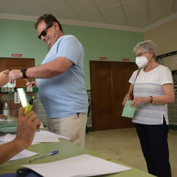 EuropaPress 4529093 ciudadanos ejerciendo derecho voto dia elecciones presidencia junta