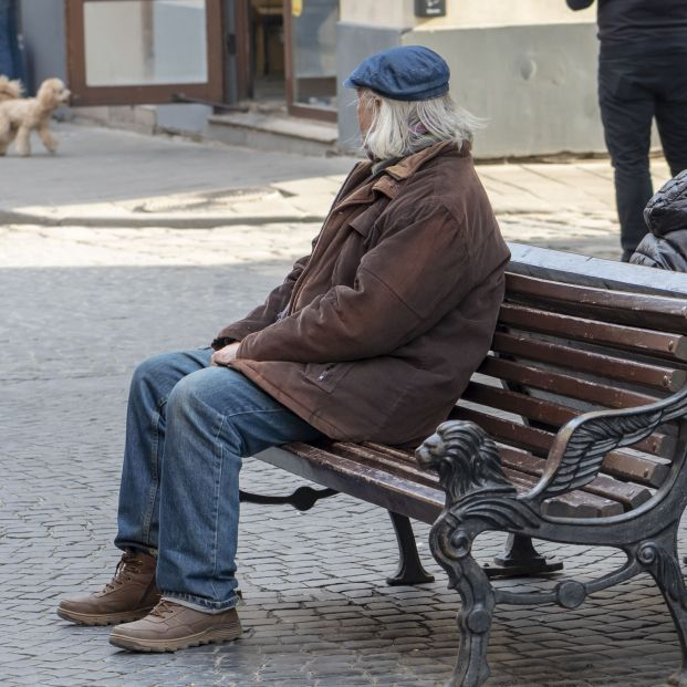 Recogen firmas pidiendo una residencia para un hombre de 70 años con alzhéimer que vive en la calle. Foto: Bigstock