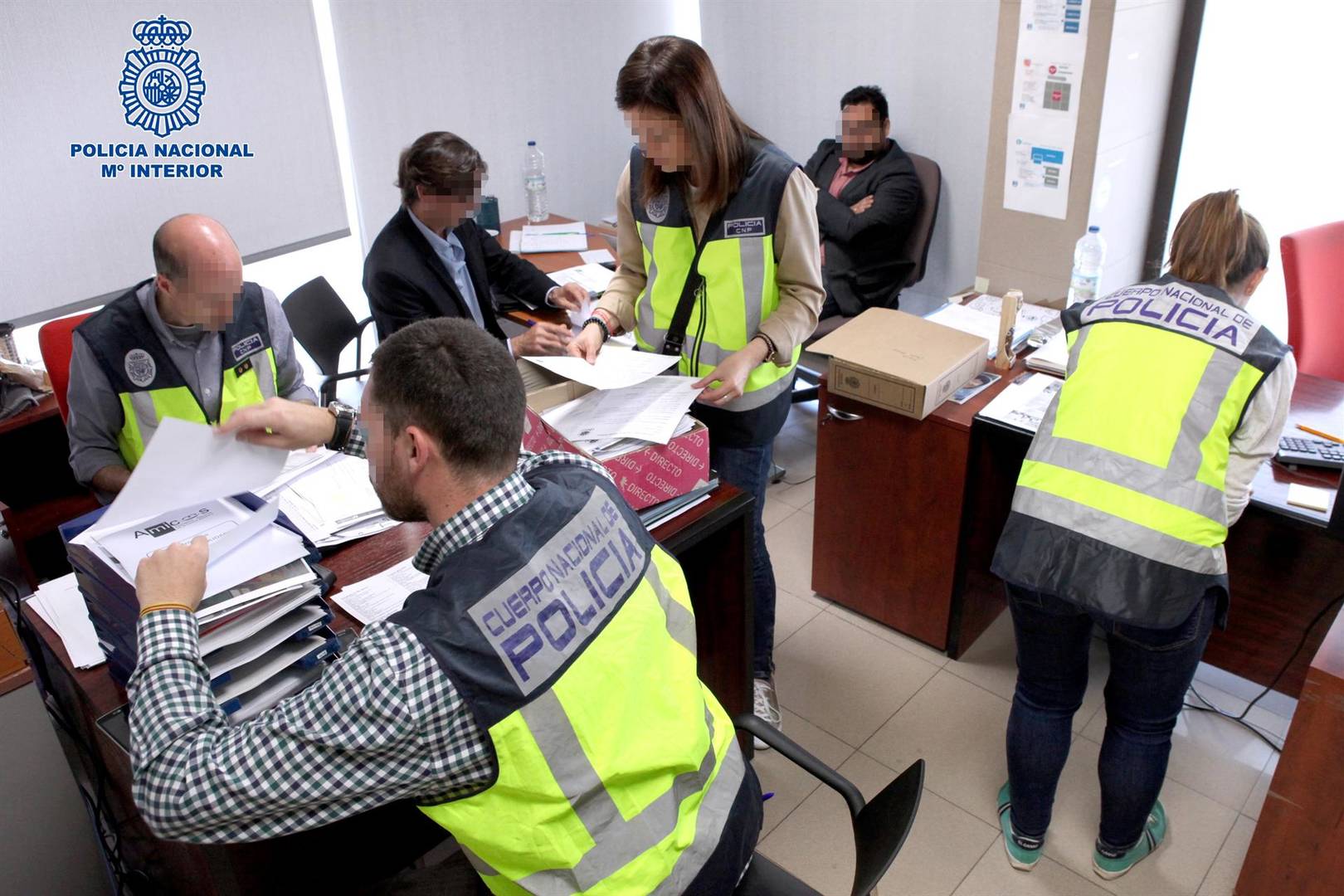 La Policía, durante el registro de locales utilizados por esta red desmantelada en Zaragoza