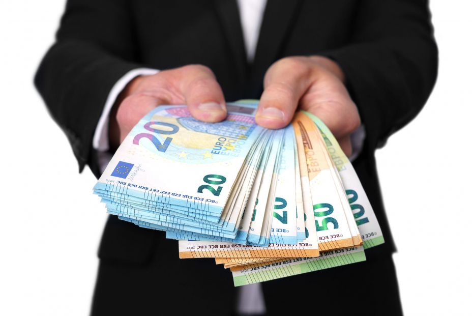 ¿Quién maneja tus ahorros invertidos en los fondos de pensiones privados? bigstock Man Giving Or Offering Money  446664989