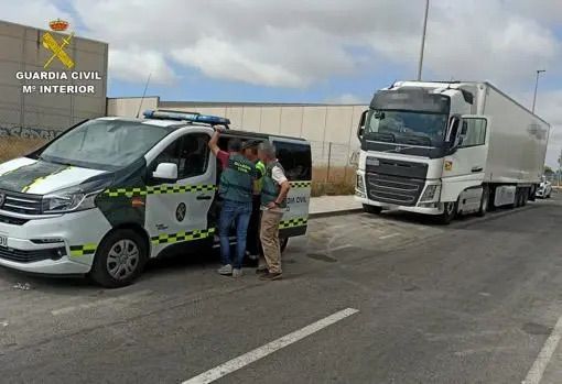 Detenido un camionero por la muerte de un hombre al que llevó tres kilómetros colgado del retrovisor Detenido un camionero por la muerte de un hombre al que llevó tres kilómetros colgado del retrovisor