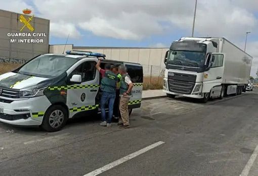 Detenido un camionero por la muerte de un hombre al que llevó tres kilómetros colgado del retrovisor