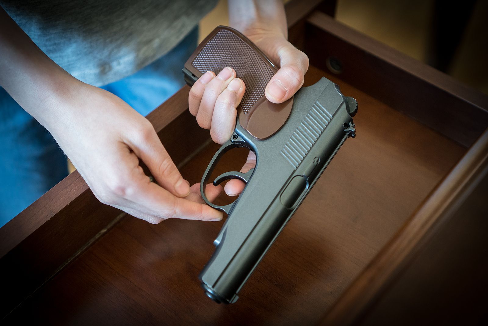 ¿Es legal tener y usar un arma en casa?