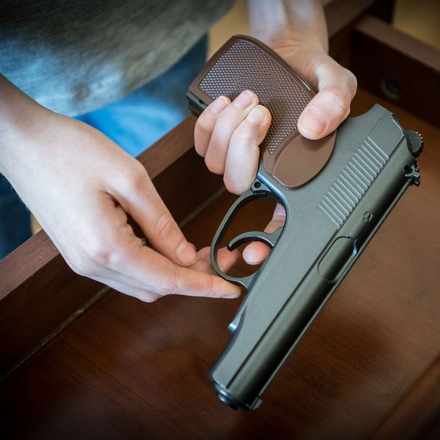 ¿Es legal tener y usar un arma en casa?
