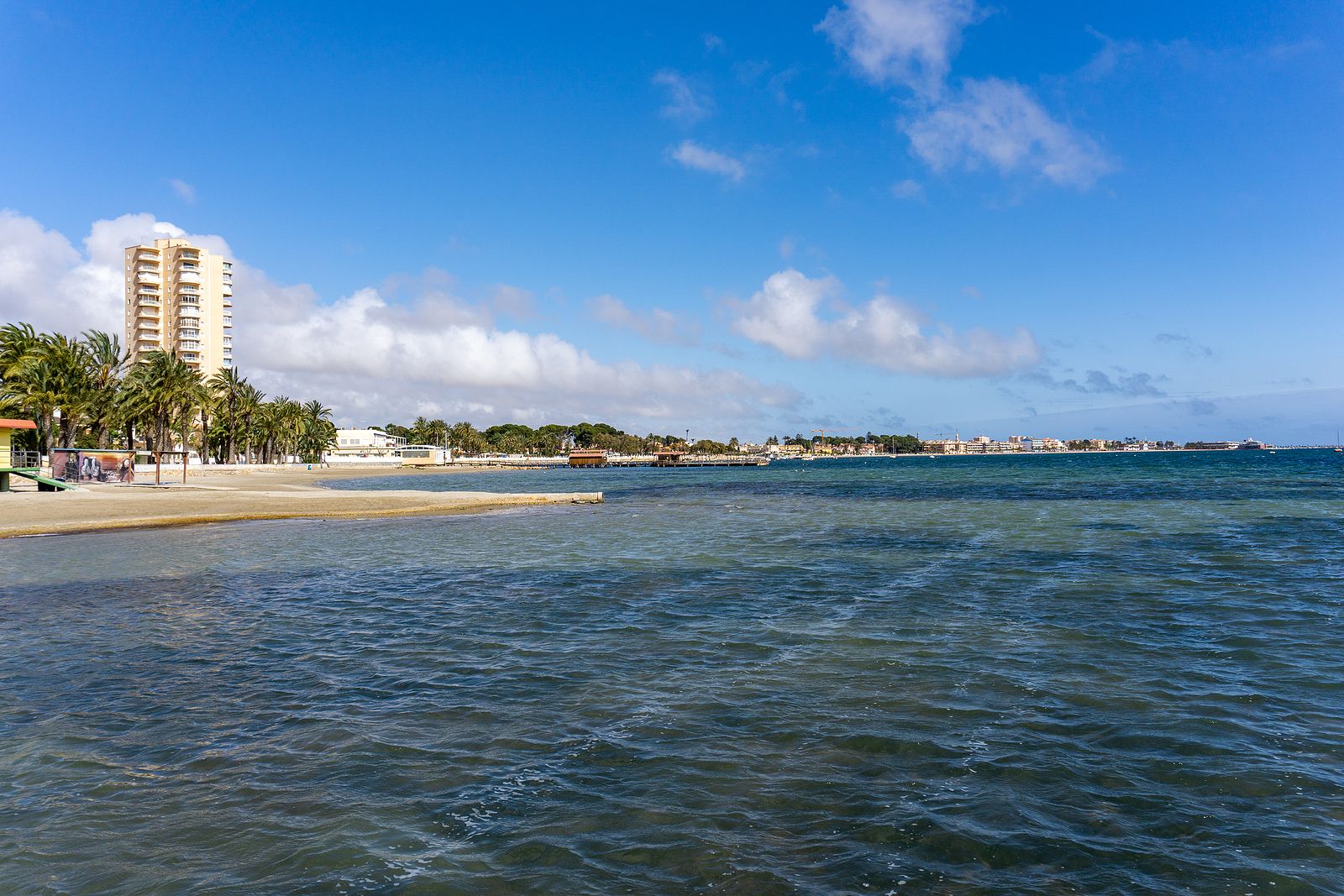 Restaurantes en primera línea de playa en la localidad murciana de San Javier. (San Javier Murcia - Foto Bigstock)