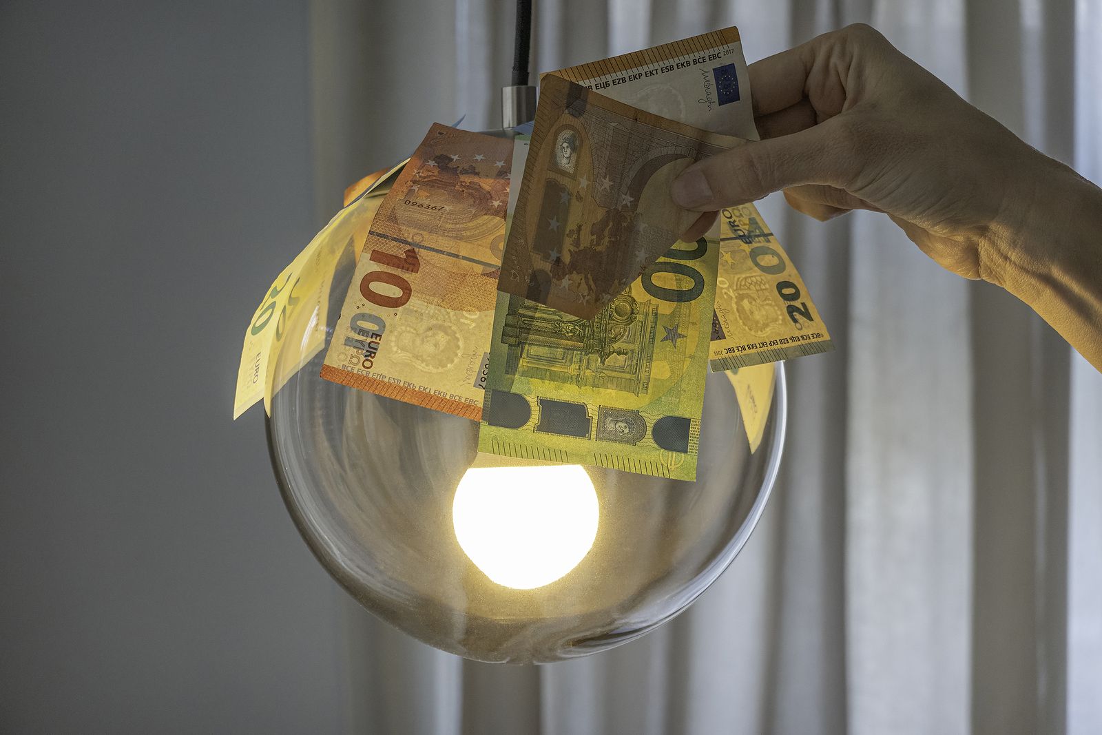 El Banco de España advierte del elevado gasto en luz y gas de las familias respecto a los ingresos
