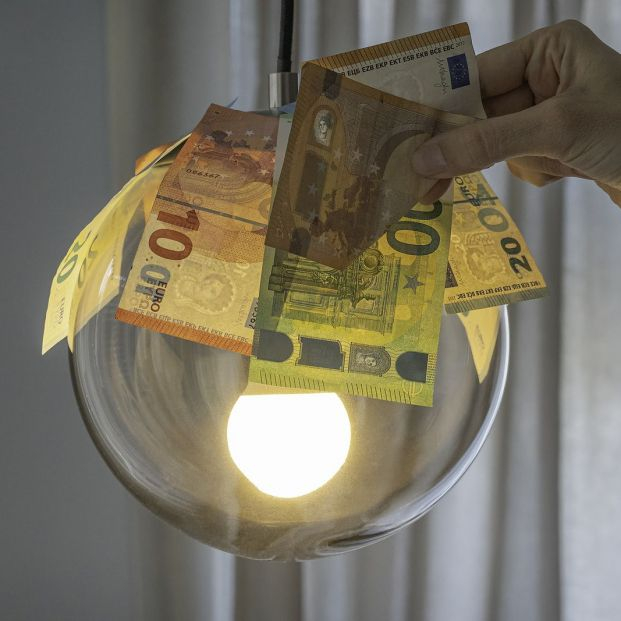 El Banco de España advierte del elevado gasto en luz y gas de las familias respecto a los ingresos