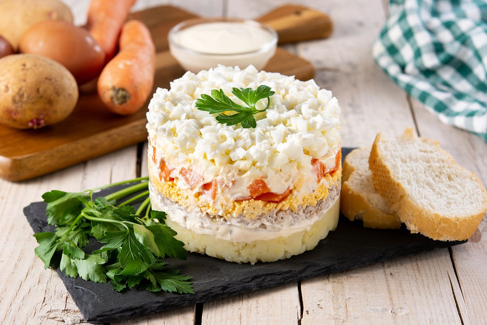 Receta de ensalada layer de verano. Foto: bigstock