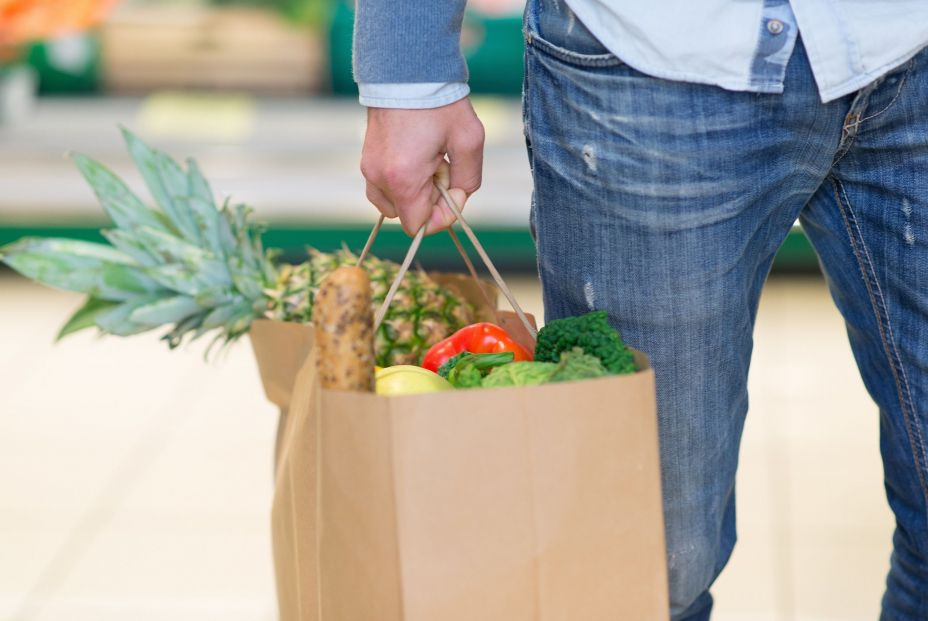 EuropaPress 4392644 detalle bolsa papel cargada fruta verdura supermercado