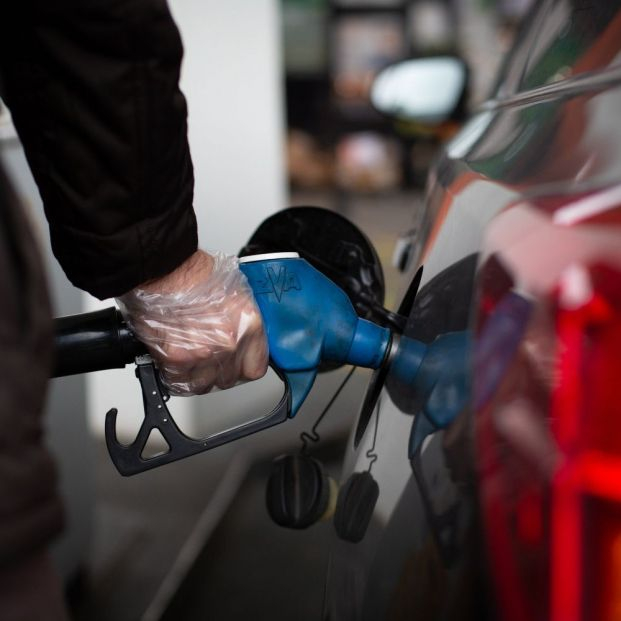 hombre reposta gasolina gasolinera