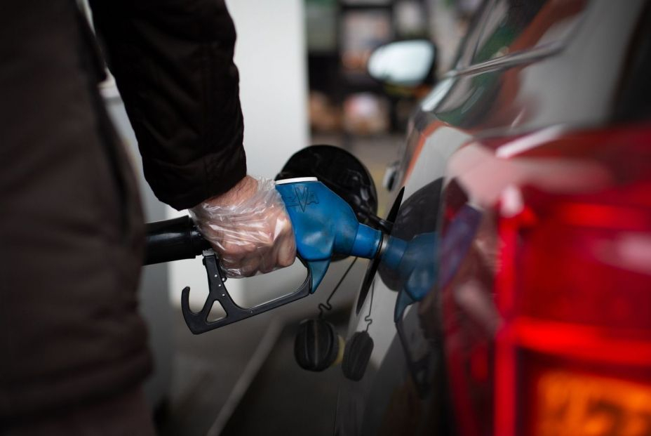 hombre reposta gasolina gasolinera