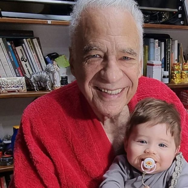 La preocupación de un hombre que acaba de ser padre a los 83 años: "No podré verlo crecer"