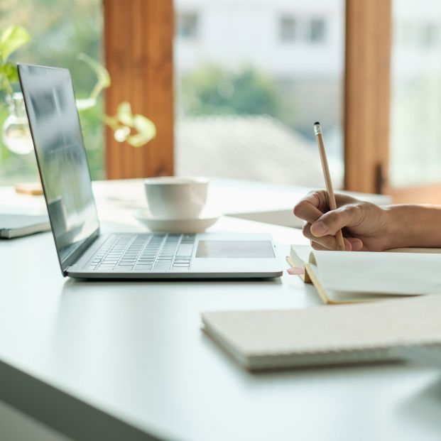 Amparo, opositora a los 49 años: "Deseo un cambio que me dé seguridad y mayor satisfacción laboral". Foto: Bigstock