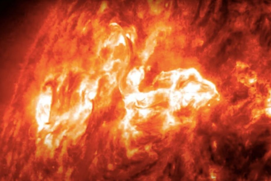 Crece en el Sol una mancha descomunal que podría lanzar erupciones hacia la Tierra