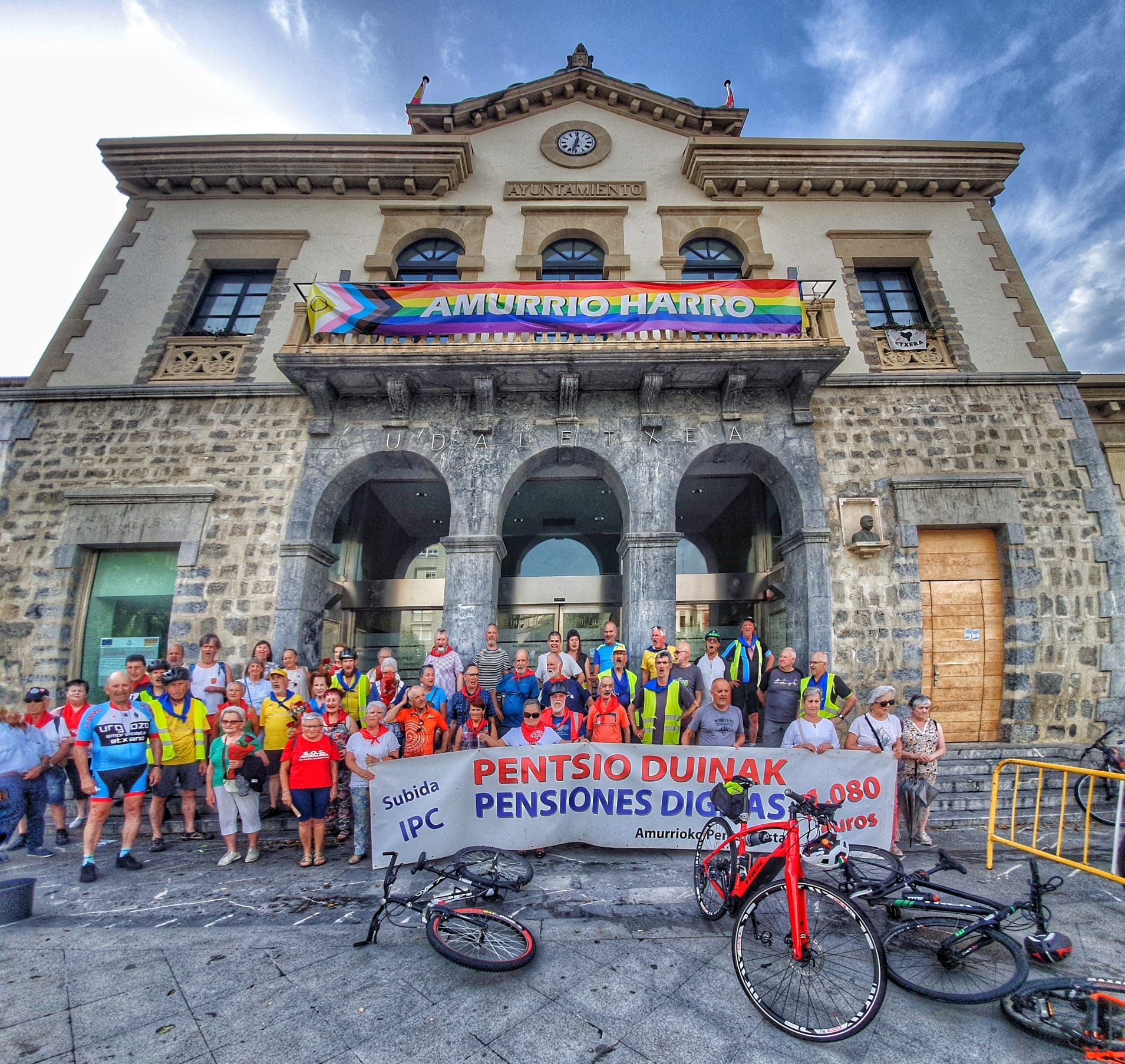 Manifestación de pensionistas vascos por una pensión mínima de 1.080€. El MPEH termina su marcha ciclista en San Sebastián 