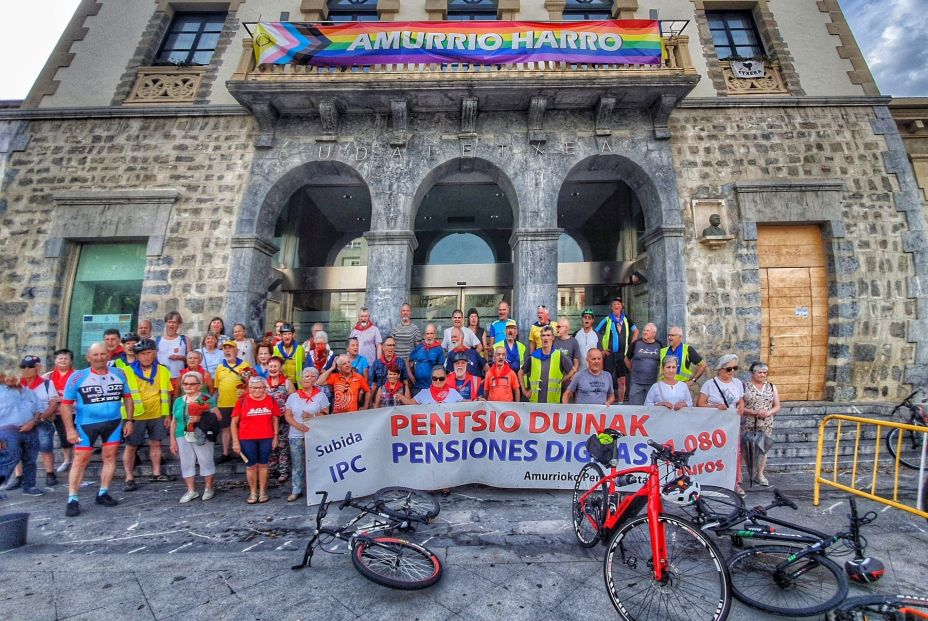 Manifestación de pensionistas vascos por una pensión mínima de 1.080€. El MPEH termina su marcha ciclista en San Sebastián 