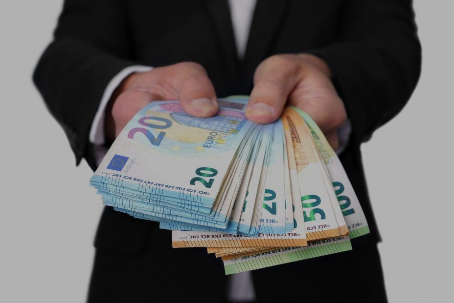¿Quién maneja tus ahorros invertidos en los fondos de pensiones privados? bigstock Man Giving Or Offering Money 446664989 ¿Quién maneja tus ahorros invertidos en los fondos de pensiones privados? bigstock Man Giving Or Offering Money 446664989