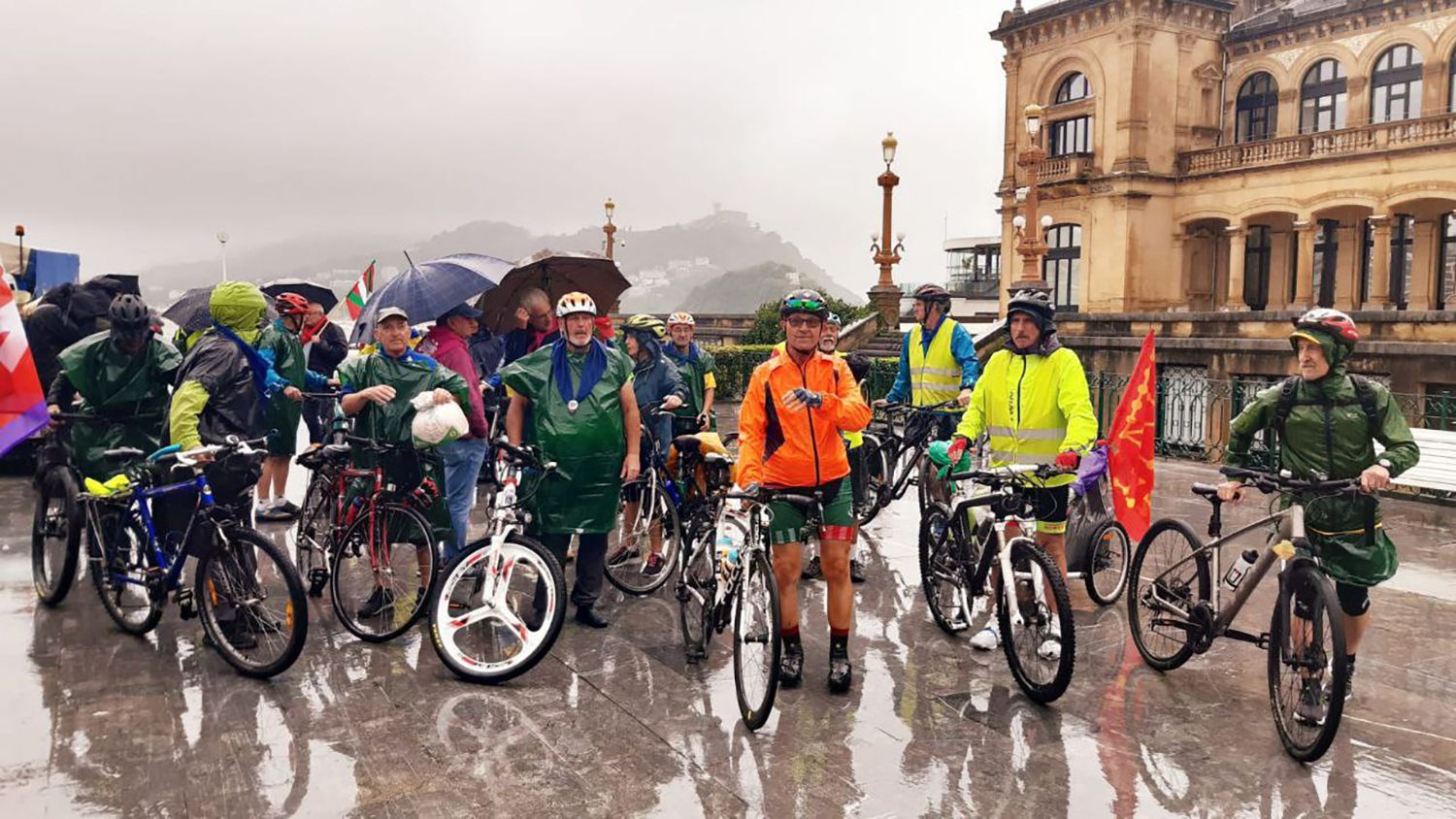 La marcha ciclista de pensionistas vascos cruza la meta en San Sebastián: "Este es el principio"