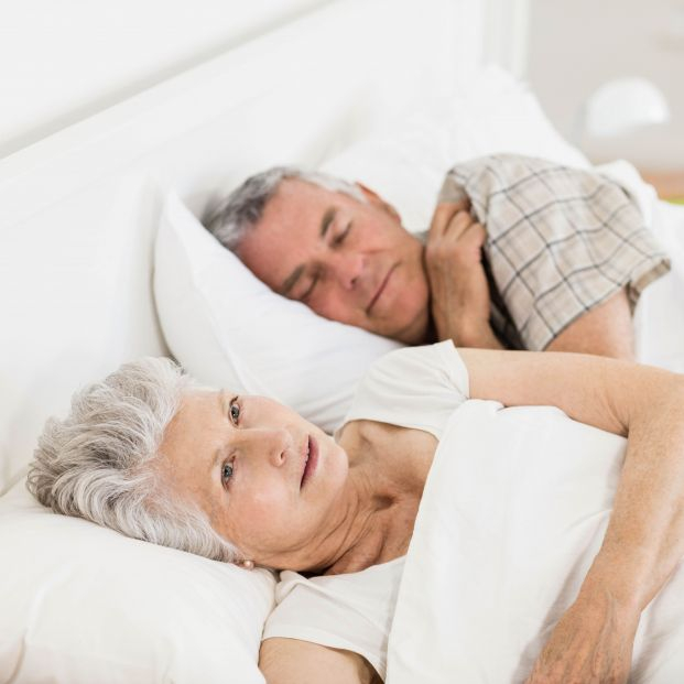 Dormir con luz tiene efectos negativos en la salud de las personas mayores. Foto: Bigstock