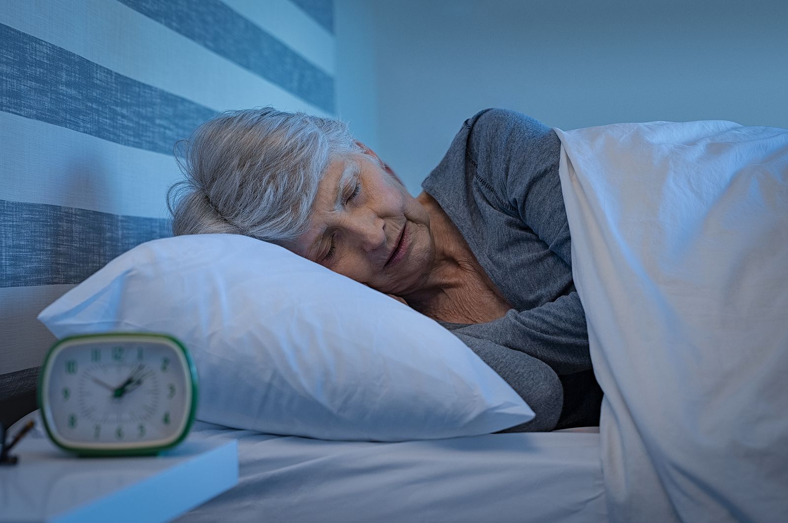 Dormir con luz tiene efectos negativos en la salud de las personas mayores. Foto: Bigstock