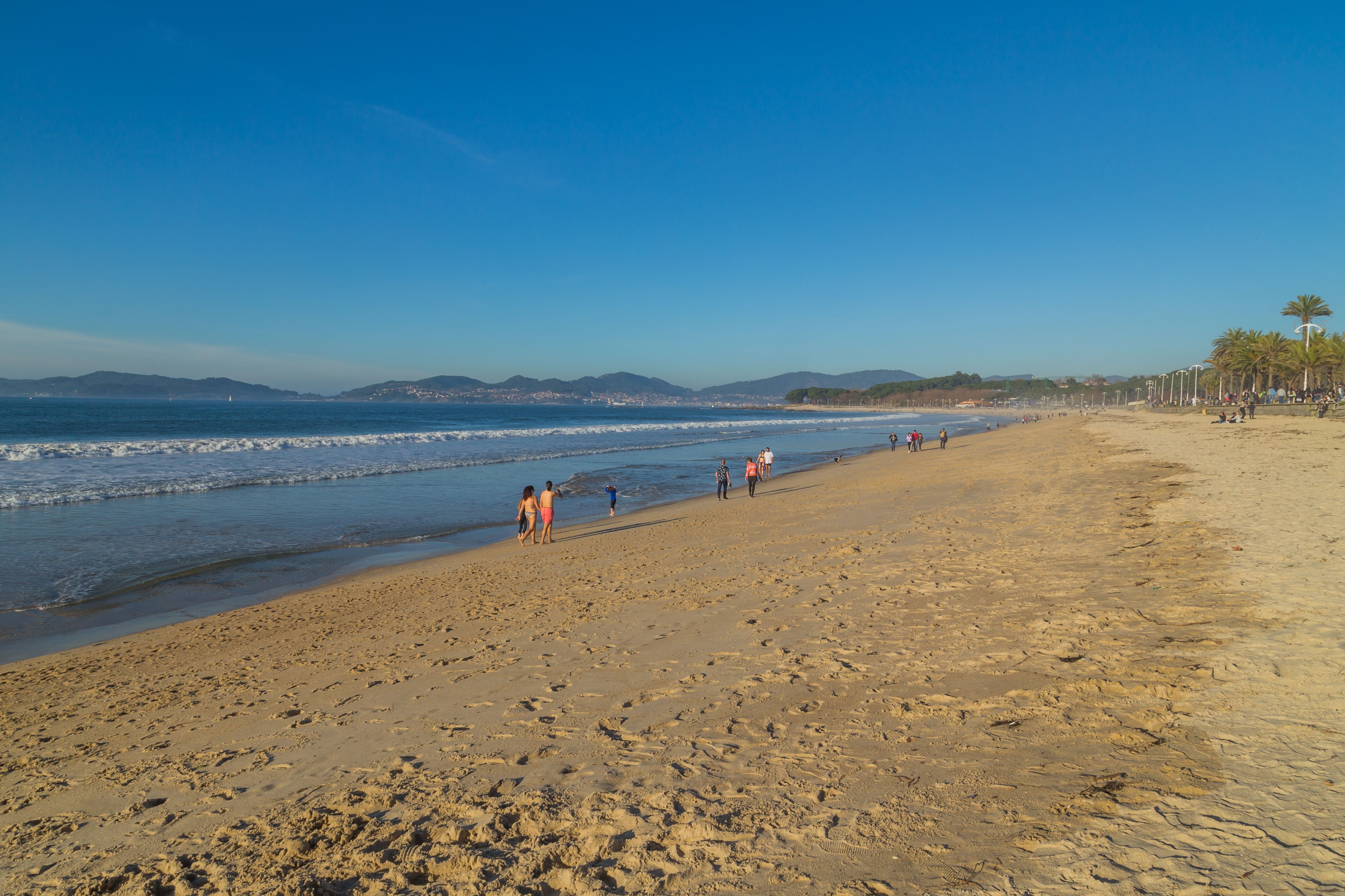 Vigo multará con 750 euros a quien orine en el mar