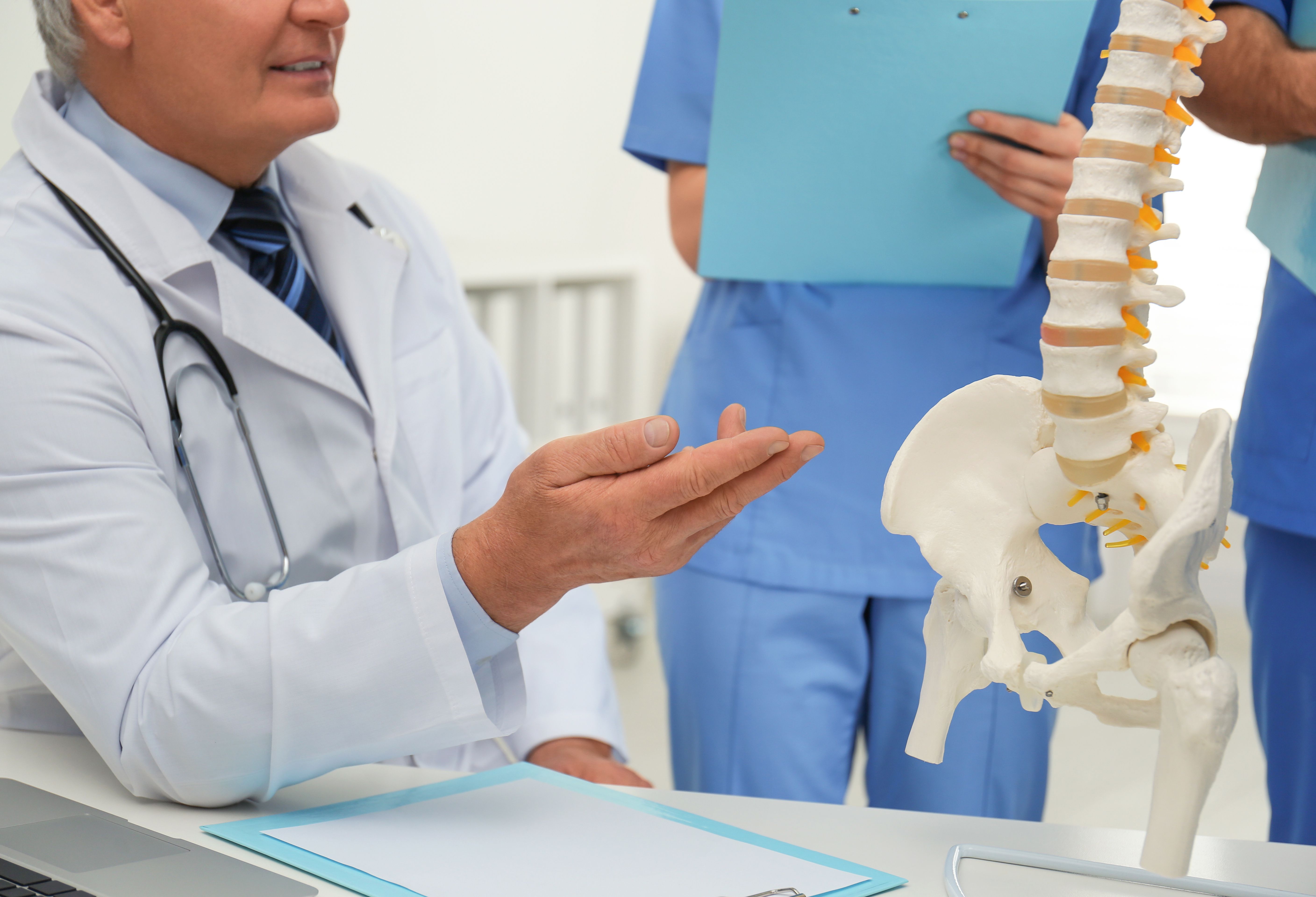 Las fracturas de columna en personas mayores se pueden prevenir con una simple radiografía