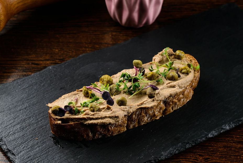 Tosta de paté de atún con alcaparras. foto: Bigstock