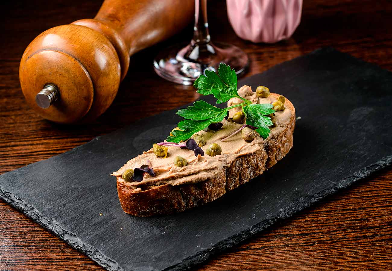 Tosta de paté de atún con alcaparras. Foto: Bigstock