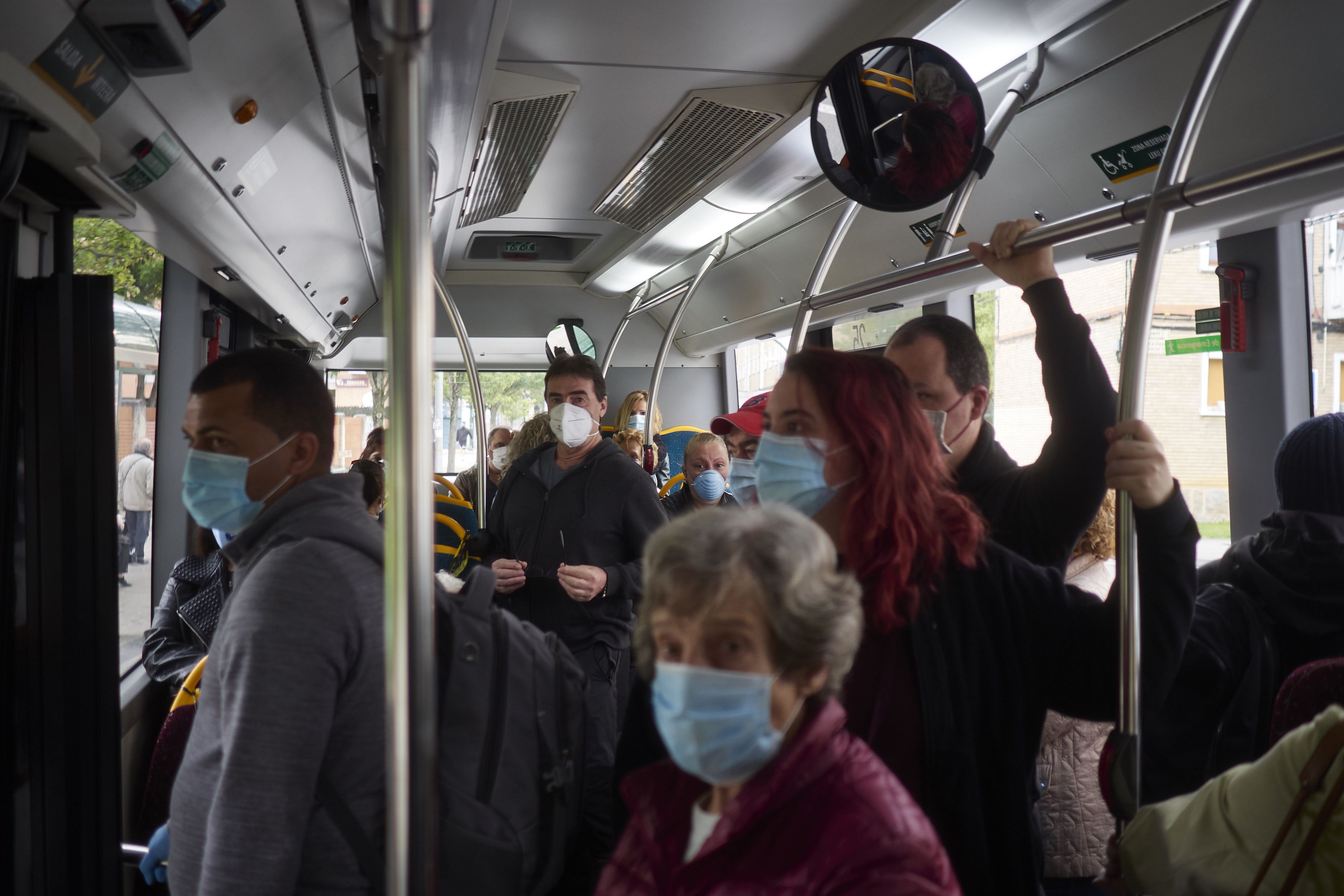 El sector del autobús pide eliminar las mascarillas en el transporte público