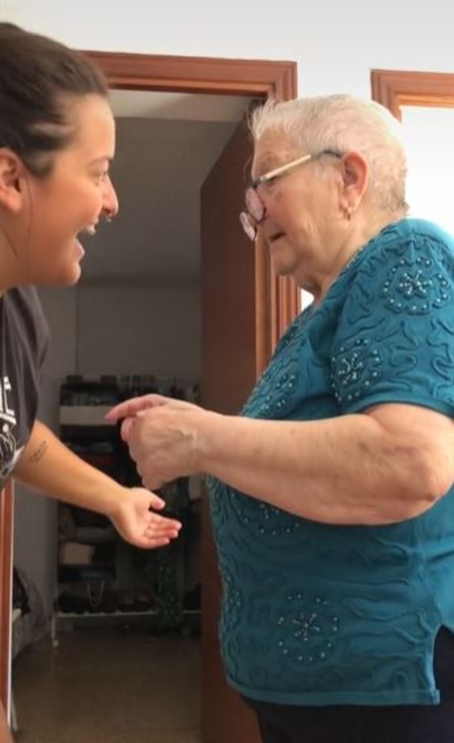 VÍDEO: El bonito gesto de una joven con su abuela con demencia que se ha hecho viral
