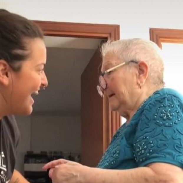 VÍDEO: El bonito gesto de una joven con su abuela con demencia que se ha hecho viral