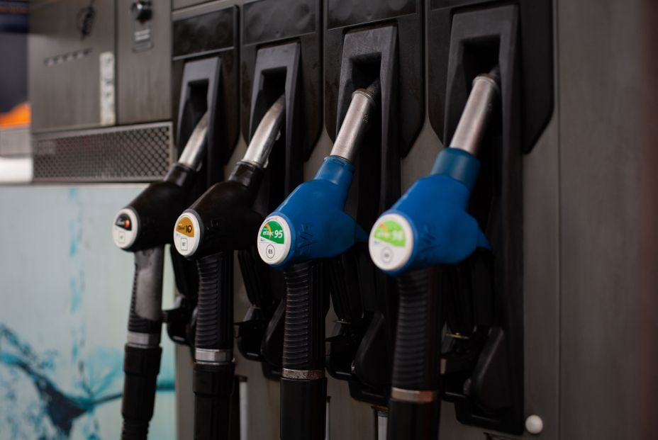 EuropaPress 4313545 mangueras diferentes tipos gasolina gasolinera barcelona 11 marzo 2022