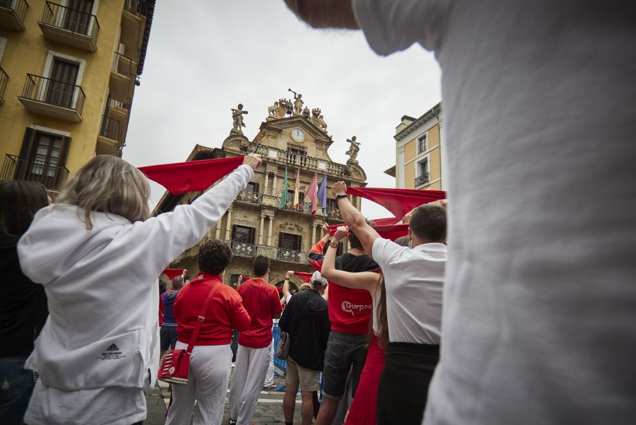 EuropaPress 3830445 grupo personas concentra panuelos rojos arranque no sanfermines julio 2021