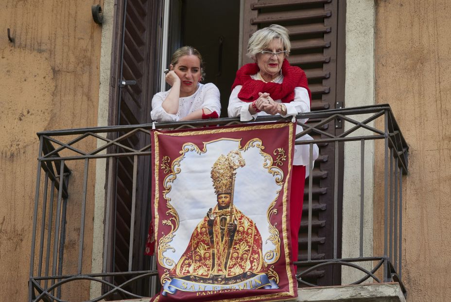 EuropaPress 3223154 dos mujeres asomadas balcon cubierto imagen san fermin inmediaciones plaza