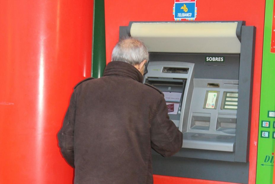 Se acentúa el cierre de cajeros automáticos, aunque aumentan las retiradas de efectivo. Foto: Europa Press