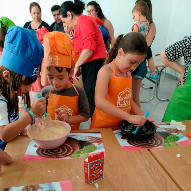 Las familias almerienses aprenden repostería tradicional de la mano de Diputación de Almería. Foto: Diputación de Almería