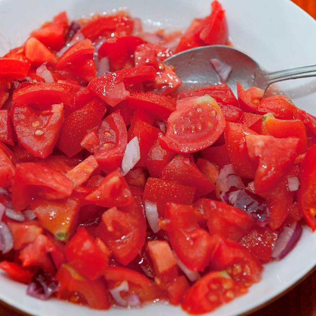 Receta de ensalada de tomate de la huerta. Foto: Bigstock