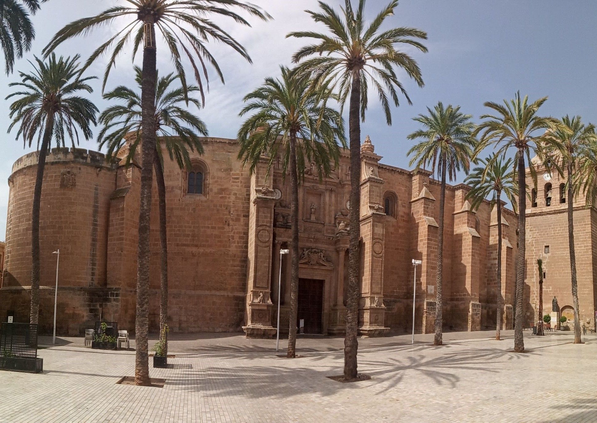 Disfruta de  la Ruta Mozárabe del Camino de Santiago en Almería y de su gastronomía. (Foto: Catedral de Almería)