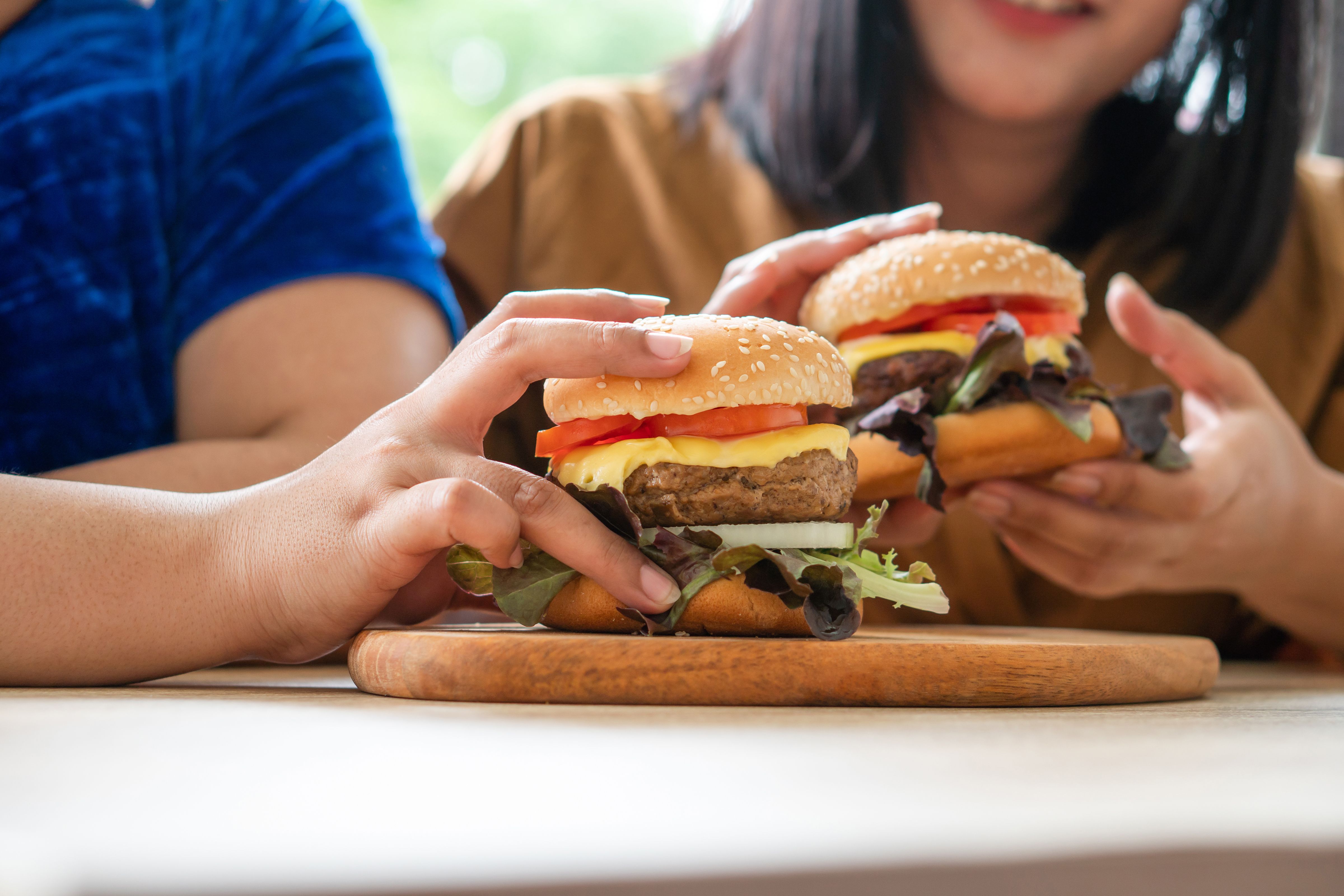 No más atracones, ni antojos: descubren una vía en el cerebro para controlar el apetito