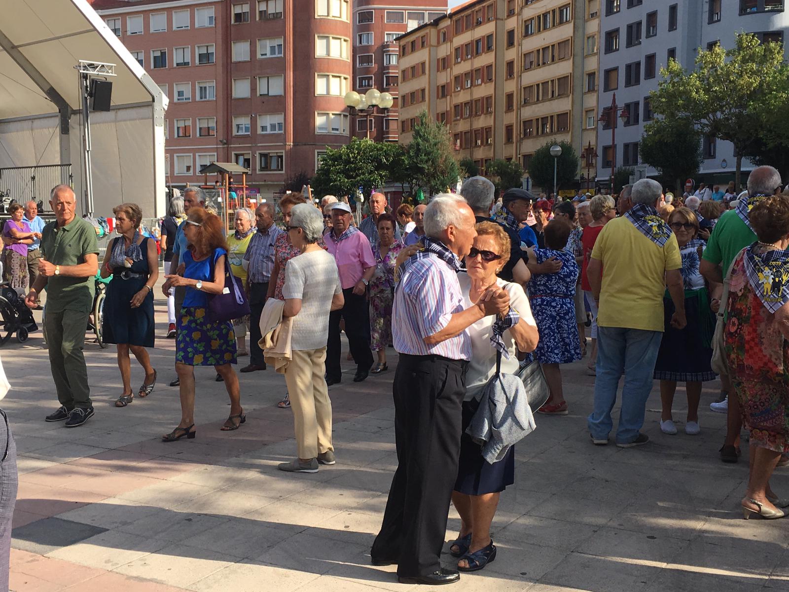 Bailes coreografiados al aire libre para personas mayores en Barakaldo